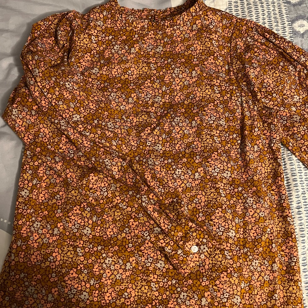 NWT XS Universal Thread ruffle neck, puffy sleeve top